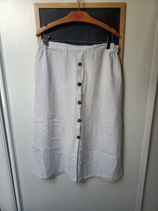 Falda midi blanca con botones
