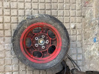 Rueda con llanta roja