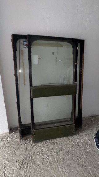 Puerta de local con cristal