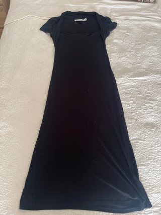 Vestido negro ajustado, escote cuadrado