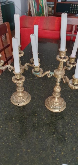 Par de Candelabros de Metal Dorados