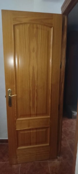 Puertas  Macizas y chapadas en pino Tea. Lacadas.