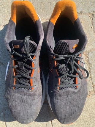 Zapatillas Asics Negras y Naranjas
