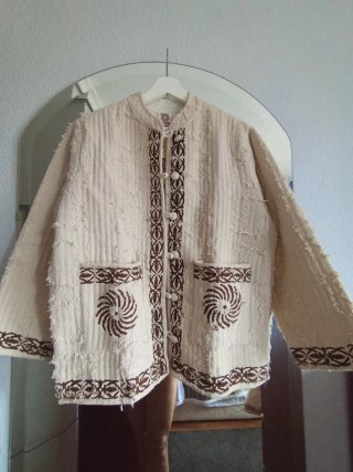 Chaqueta acolchada beige con detalles marrones