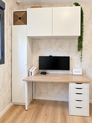 Scrivania con cassettiera, armadio e soppalco