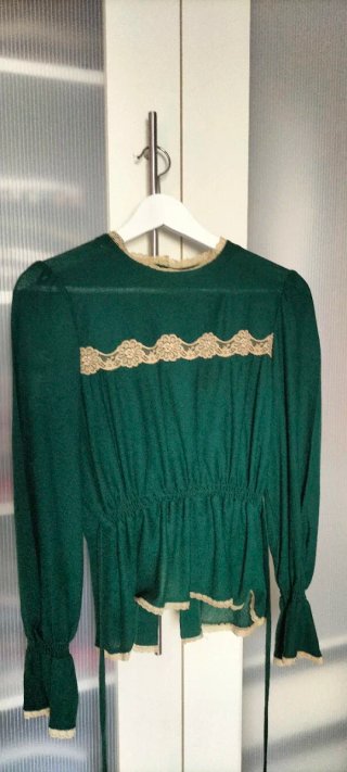 Blusa Retro Verde con Detalles de Encaje