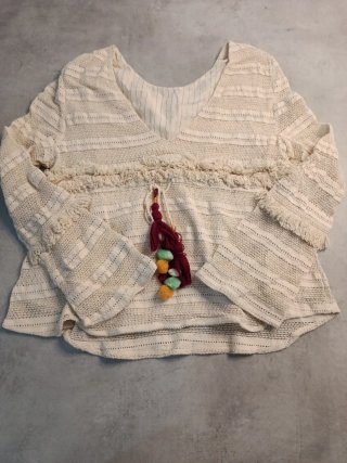 Jersey de punto beige con borlas