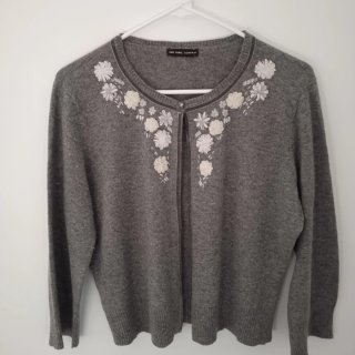Bolero de lana gris con flores