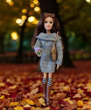 Barbie articolata con vestito in maglia