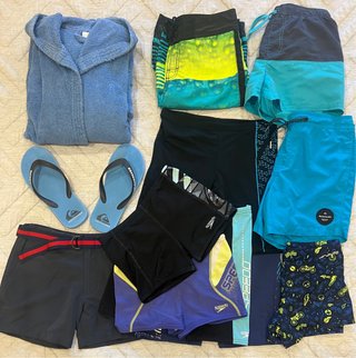 Lote bañadores albornoz y chanclas talla 12 años
