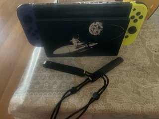 Nintendo Switch con Joy-Con Azul y Amarillo