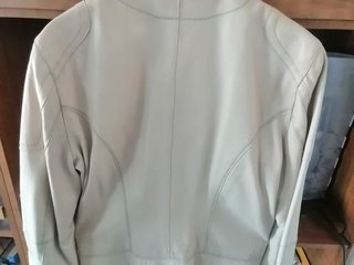 Cazadora de Piel Beige, con detalles de pedreria.