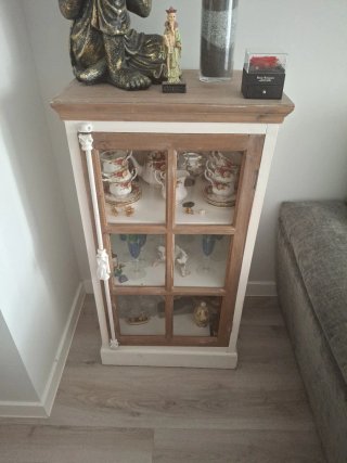 Vitrina de madera y cristal