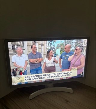 2 Smart TV LG 24 pulgadas (Blanco y Negro)