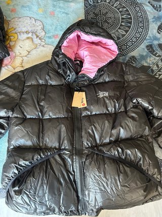 Abrigo Stussy Negro y Rosa
