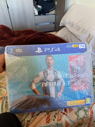 Sony PlayStation 4 (PS4) Slim 1TB + FIFA 19