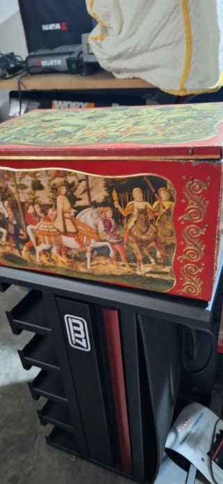 Scatola di latta decorata