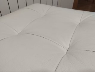 Conjunto de Pufs de Piel Blancos