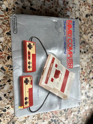 Nintendo Famicom HVC-001 con caja