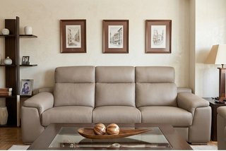 Sofá de piel beige y marrón