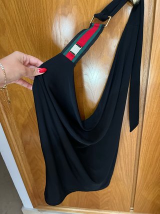 Top negro con detalle en el hombro