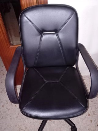 Silla de escritorio giratoria negra impecable
