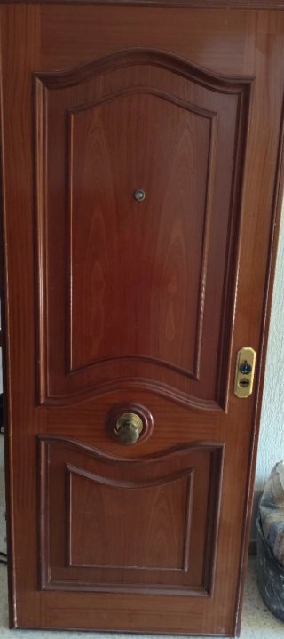 Puerta de entrada acorazada de madera