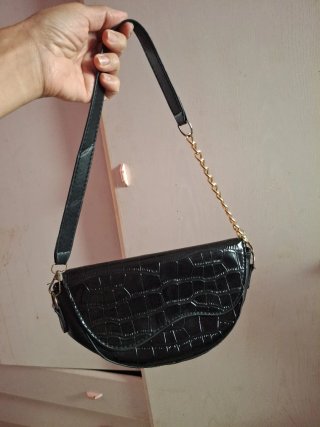 Bolso de hombro negro con cadena