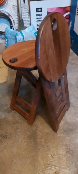 Coppia di sgabelli pieghevoli in legno