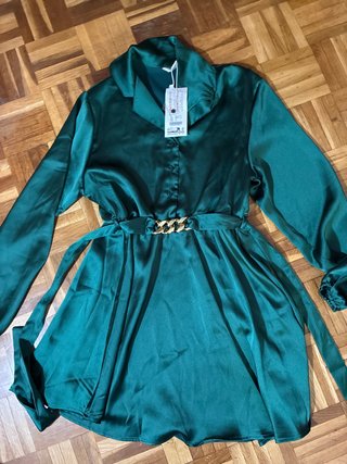 Vestido Verde con Cinturón de Cadena