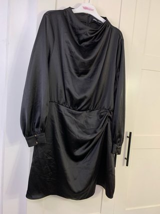 Vestido negro drapeado de Zara talla XL