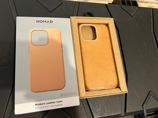 Custodia Nomad in pelle moderna per iPhone 13 Pro
