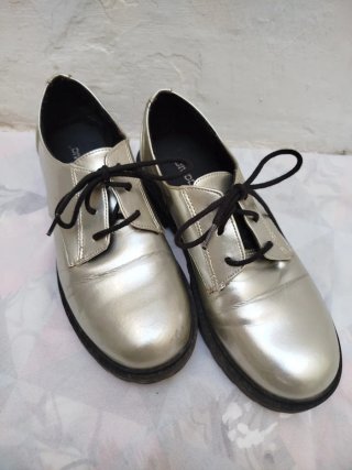 Zapatos de fiesta plateados con cordones