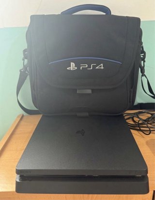 Consola PS4 con mando y mochila