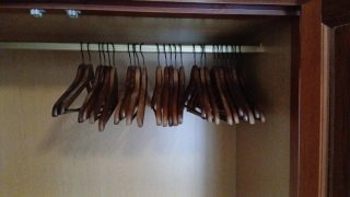 Lote de 25 perchas de madera.