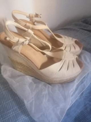 Sandalias de cuña beige talla 37