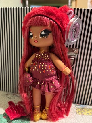 Muñeca Na! Na! Na! Surprise Ruby Frost