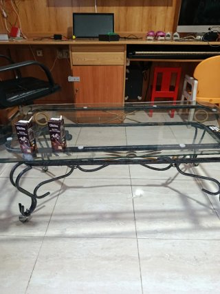 Mesa de centro de cristal y metal