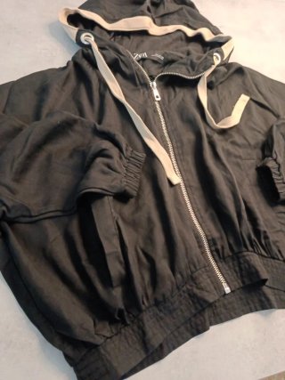 Chaqueta con capucha Zara Negra