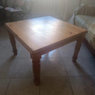 Mesa baja de madera de pino