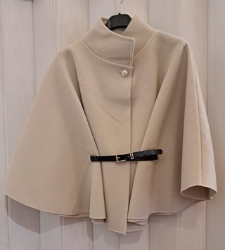 Capa corta beige abierta