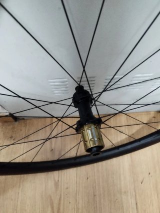 Llanta Trasera Carbono Gravel 700C Kore (aro roto)