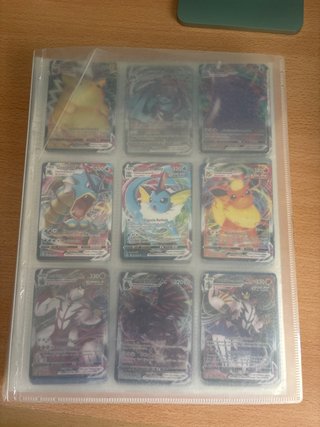 Album de pokemos con muchas cartas Vmax y variedad