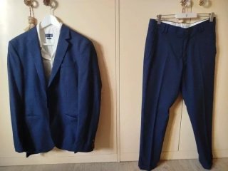 Traje azul: chaqueta, camisa blanca y pantalón