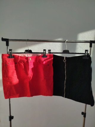 Conjunto de 2 saias (preta e vermelha) da H&M