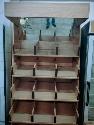Estantería de madera y cristal