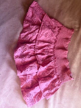 Falda pantalón rosa con bordado suizo