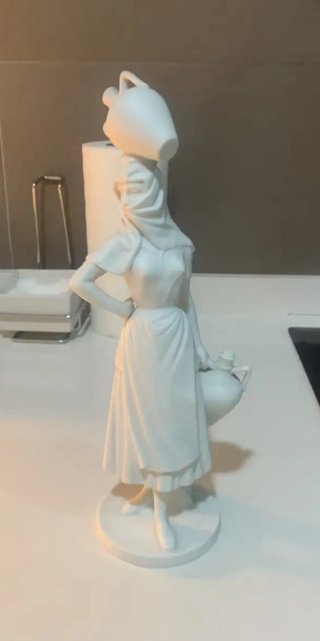 Figura de Porcelana Mujer con Cántaros