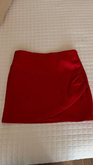 Falda corta satinada roja