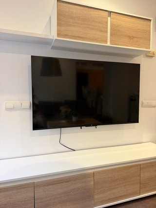 TV TCL SMART HD con soporte de pared
